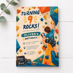Op de afbeelding: Een verjaardagsuitnodigingskaart met een illustratie van een klimmuur met kleurrijke grepen en een klimmend kind. De tekst luidt: Turning 9 Rocks! Oliver's Birthday, zaterdag 17 november 2026, 14:00 - 16:00 uur, Peak Climbing Center, 123 Adventure Lane, Boulder, CO 80302.
