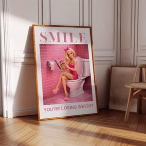 Pode incluir: Uma placa de madeira rústica com o texto "Welcome to our home" em letras brancas. A placa apresenta um acabamento desgastado e um design simples e convidativo, ideal para a decoração da porta da frente.