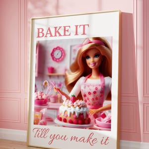 Peut inclure: Une affiche rose et blanche avec le texte "BAKE IT till you make it" et une image d'une poupée Barbie portant un tablier rose et blanc et tenant une spatule et un gâteau rose et blanc avec des fraises et du glaçage blanc.