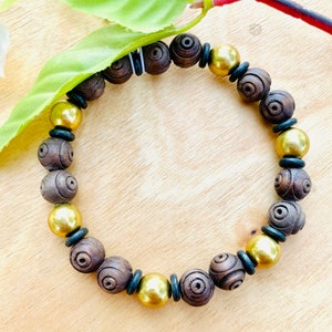 Armband aus Olivenholz mit hellen Messingperlen, Geschenk, Geschenk für sie, schicker Stein, Edelstein, erdige Eleganz, Boho, Casual Chic