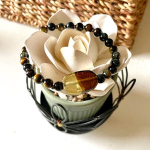 Blaues Tigerauge Armband mit Indischem Glas Fokus - Handgefertigtes Edelstein Stretch Armband