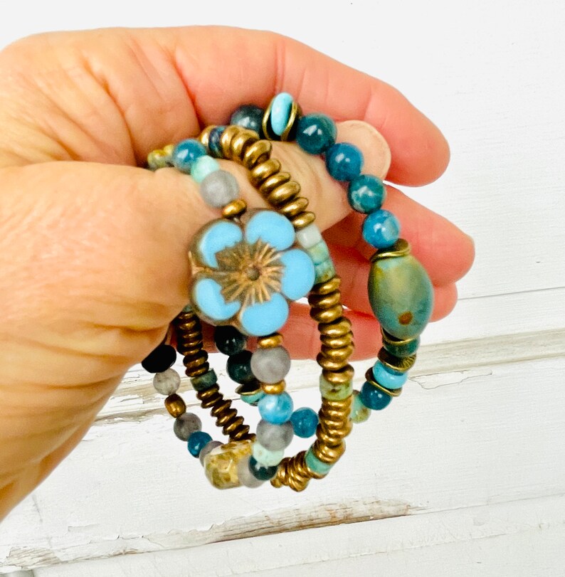 Trío de pulseras de cuentas mixtas de color verde azulado y latón, pulsera de cuentas checas de apatita, pulseras de cuentas azules, elegancia terrosa, Boho Chic, bonita, OOAK imagen 5