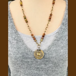 Exklusiver Messing Tribal Style Anhänger mit tibetischen Achaten und Messingkette, Rustikale Chic erdige Boho Ethnic