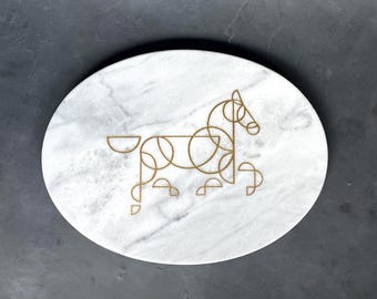 Marmorkonst västerländsk inredning, graverad Carrara oval bricka, guldfärgad hästlinjekonst stengåva, anpassad marmor heminredning, lyxig ranch inflyttningsfest