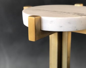 手作りの大理石サイドテーブル：金属ベース付きのモダンな石のアクセントテーブル