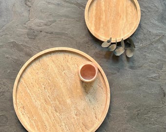 Rund bricka i beige travertin, sminkbord i natursten, stendekor i inredning, bohemisk marmorbricka, lyxig inflyttningspresent
