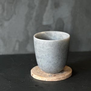 Handgefertigtes Cocktailglas aus grauem Marmor: Naturstein-Mehrzwecktasse
