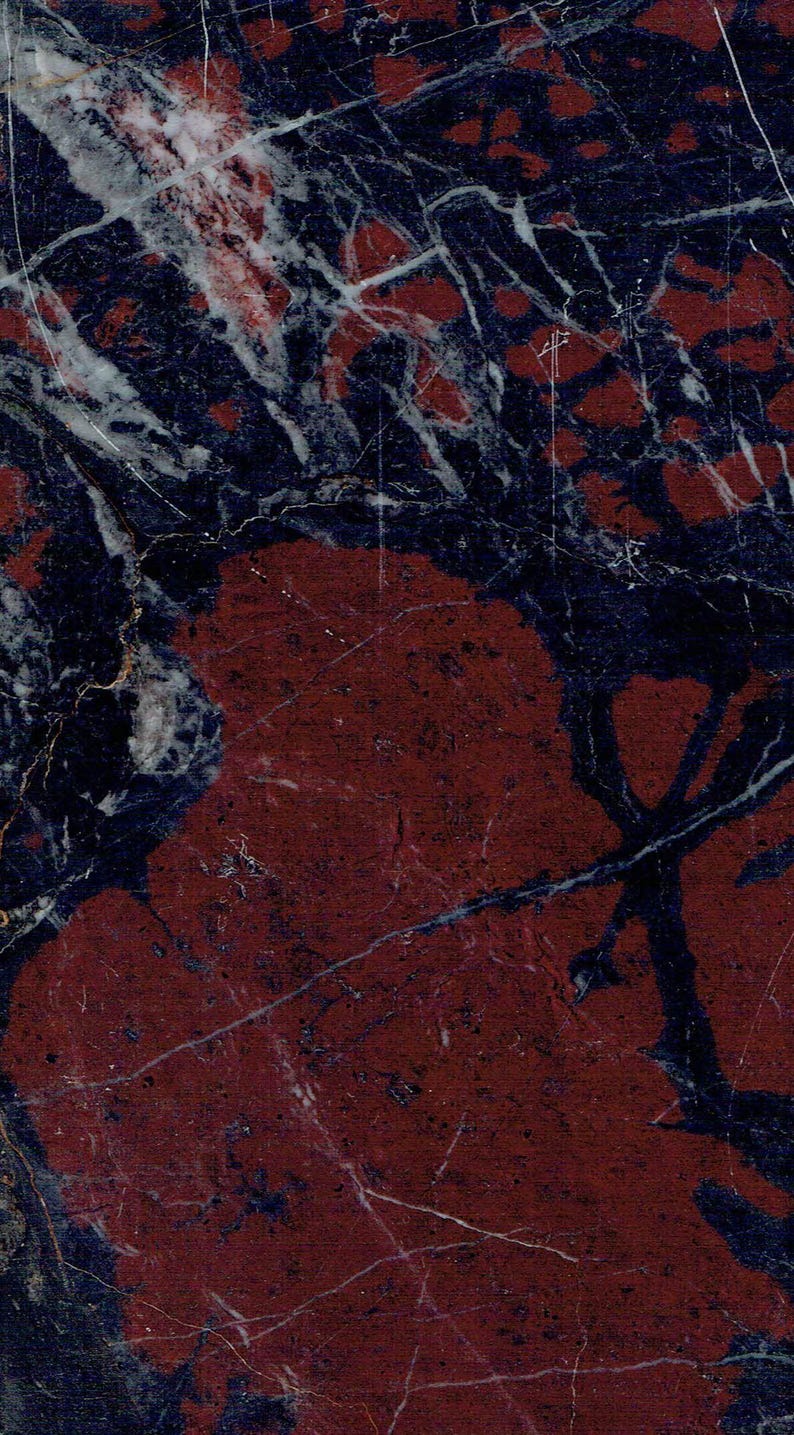Puede incluir: Primer plano de una superficie de m&aacute;rmol rojo y azul con un patr&oacute;n de remolino. La superficie tiene una textura rugosa y un aspecto natural.