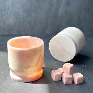 Handgefertigtes Marmor Cocktailglas: Naturstein Trinkbecher