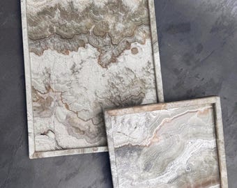 Bricka i brun onyx, sminkbricka i varm beige natursten, heminredning i krämfärgad onyx, lyxig uppsamlingsbricka i sten, inflyttningspresent till henne