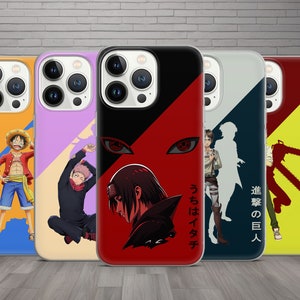 Op de afbeelding: Vijf verschillende telefoonhoesjes met anime-personages. De hoesjes zijn allemaal zwart, wit en geel met verschillende anime-personages erop. De tekst op de hoesjes luidt "Uchiha is Itachi", "The Eyes of the Demon" en "Chainsaw Man".