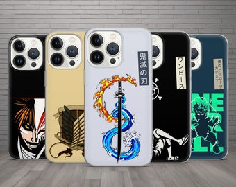 Może przedstawiać: Pięć różnych etui na telefon z postaciami z anime i tekstem w języku japońskim. Etui są czarne, białe i beżowe z kolorowymi wzorami. Tekst na etui brzmi "鬼滅の刃", "ワンピース" i "僕のヒーローアカデミア".