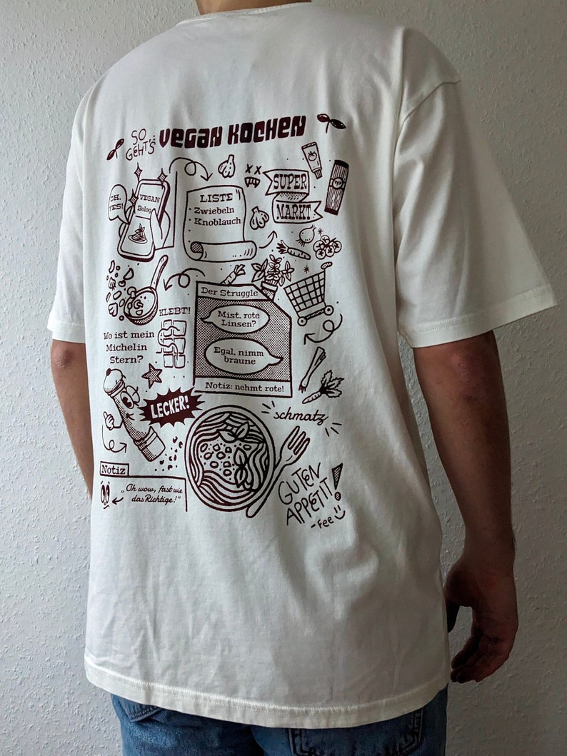 Weißes oversized T-Shirt mit braunem Backprint. Vegan Kochen im retro Cartoon style, unisex, nachhaltig