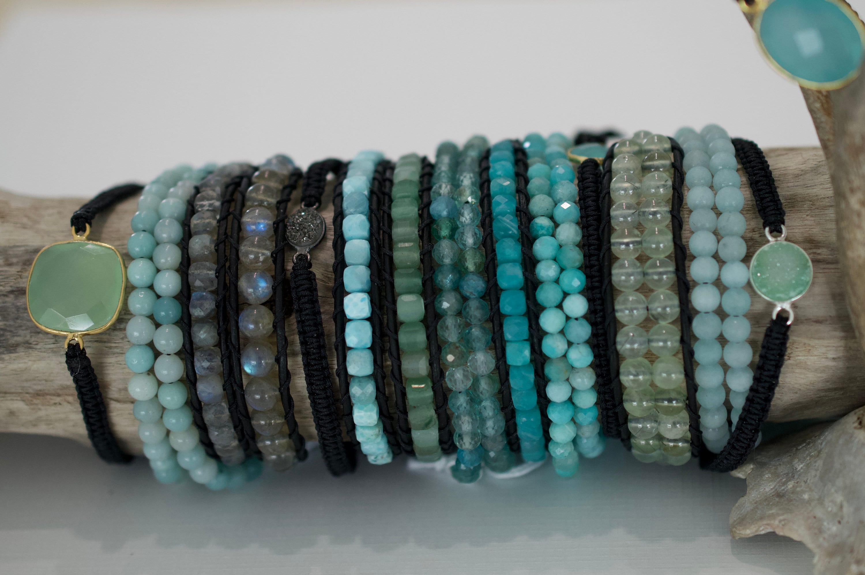 ラリマーレザーキューブブレスレット：ハンドメイド、4mmキューブ