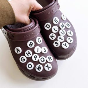 Adornos para zapatos con letras en forma de cuentas de la amistad / Letras monocromáticas en blanco y negro para zapatos