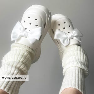 サテンのボウ シューチャーム ペア | ガーリーでかわいいピンクのコケット ボウ | かわいいファブリック ボウ リボン チャーム | ブラック、ブラウン、パープル、アイボリー、クリーム