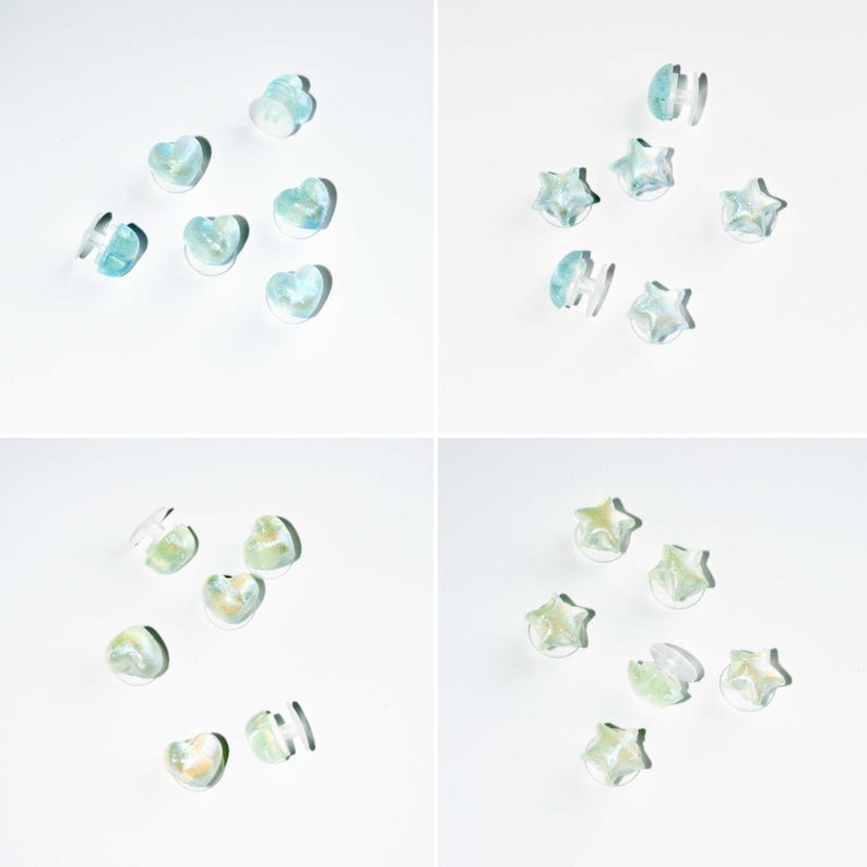Op de afbeelding: Doorzichtige oorbellen in hart- en stervorm met een blauw-groen marmereffect. Ze worden gepresenteerd op een witte achtergrond, waardoor hun doorschijnende kwaliteit en unieke ontwerp worden benadrukt.