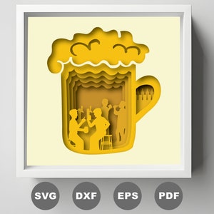 Op de afbeelding: Een geel papieren uitsnijwerk van een bierpul met een groep mensen erin. De pul is gevuld met schuim en heeft een handvat.