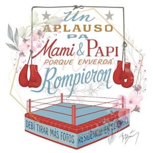 May include: A decorative print featuring a boxing ring and red boxing gloves. The text reads "Un Aplauso Pa Mami & Papi Porque Enverda Rompieron" and "Debi Tirar Mas Fotos Residencia En El Choli". The design includes floral and geometric elements.
