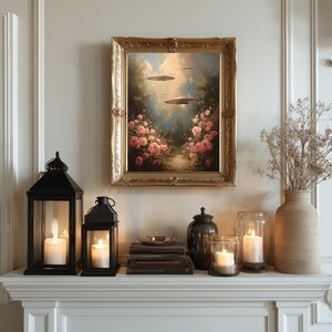 Pu&ograve; includere: Un caminetto decorativo con un dipinto incorniciato in una cornice dorata ornata, raffigurante una scena di giardino con rose rosa e dischi volanti. Lanterne nere con candele, libri e un vaso con fiori secchi completano l'esposizione.