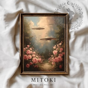 Pu&ograve; includere: Stampa incorniciata con un paesaggio surreale con rose rosa e oggetti a forma di disco volante nel cielo. L'opera d'arte ha un'estetica vintage, con un sentiero che conduce in lontananza. Il testo "MITOKI" e "PRINTABLE WALL ART" &egrave; in basso.