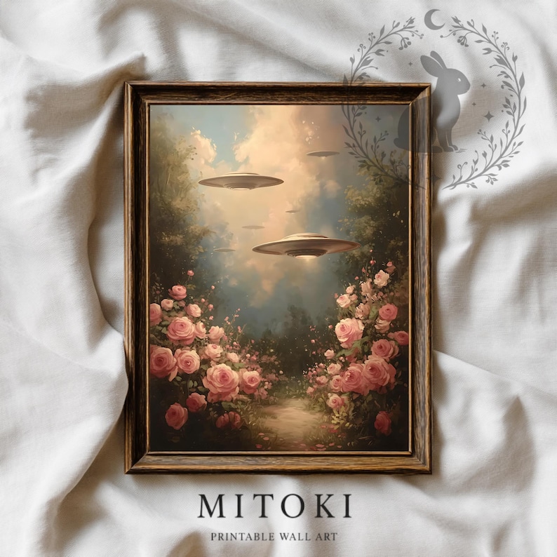 Pu&ograve; includere: Stampa incorniciata con un paesaggio surreale con rose rosa e oggetti a forma di disco volante nel cielo. L'opera d'arte ha un'estetica vintage, con un sentiero che conduce in lontananza. Il testo "MITOKI" e "PRINTABLE WALL ART" &egrave; in basso.