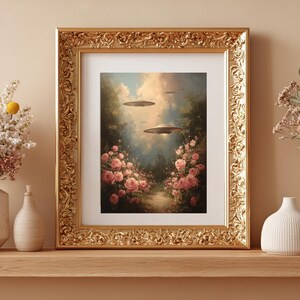 Pu&ograve; includere: Stampa artistica incorniciata con un paesaggio surreale con rose rosa e dischi volanti. L'opera d'arte &egrave; ambientata in una cornice dorata ornata, creando un'estetica vintage. La stampa raffigura una scena stravagante.