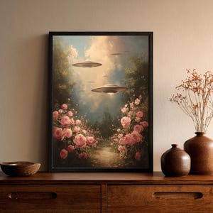Pu&ograve; includere: Una stampa artistica incorniciata raffigura un paesaggio surreale con rose rosa e oggetti a forma di disco volante nel cielo. L'opera d'arte &egrave; esposta su una cassettiera in legno scuro, con vasi decorativi e una ciotola.