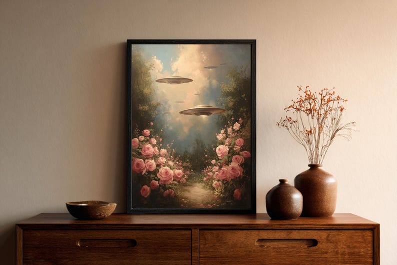 Pu&ograve; includere: Una stampa artistica incorniciata raffigura un paesaggio surreale con rose rosa e oggetti a forma di disco volante nel cielo. L'opera d'arte &egrave; esposta su una cassettiera in legno scuro, con vasi decorativi e una ciotola.