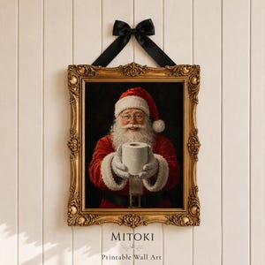 Può includere: Un ritratto incorniciato di Babbo Natale che indossa un abito rosso con bordo in pelliccia bianca, mentre tiene un rotolo di carta igienica bianca. L'opera è in una cornice dorata ornata e appesa a un nastro nero. Il testo MITOKI Printable Wall Art è visibile.