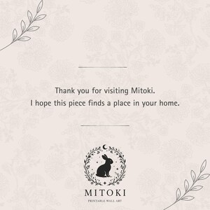 Pu&ograve; includere: Sfondo beige con motivo floreale e testo: "Grazie per aver visitato Mitoki. Spero che questo pezzo trovi un posto nella tua casa". Un logo nero di coniglio e mezzaluna in basso.