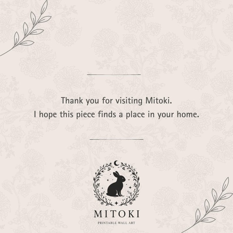 Pu&ograve; includere: Sfondo beige con motivo floreale e testo: "Grazie per aver visitato Mitoki. Spero che questo pezzo trovi un posto nella tua casa". Un logo nero di coniglio e mezzaluna in basso.