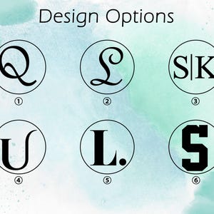 Pode incluir: Uma exibi&ccedil;&atilde;o gr&aacute;fica intitulada Design Options apresentando seis &iacute;cones circulares com linhas pretas. Cada c&iacute;rculo cont&eacute;m uma letra ou monograma preto exclusivo numerado de um a seis, incluindo Q, L, SK, U, L. e S em v&aacute;rias fontes.