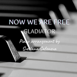 Peut inclure: Une image en noir et blanc d'un clavier de piano avec le texte "NOW WE ARE FREE GLADIATOR Piano arrangement by Svetlana Safonova" superposé sur les touches.