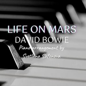Könnte beinhalten: Ein Schwarzweißbild eines Klavierklaviers mit dem Text "LIFE ON MARS DAVID BOWIE Piano arrangement by Svetlana Safonova" in rosa und blauer Schrift.