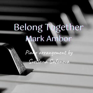 Op de afbeelding: Zwarte en witte pianotoetsen met de tekst "Belong Together Mark Ambor Piano arrangement by Svetlana Safonova" in wit.