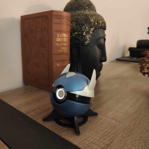 Pokéball Latios Résine avec LED – Finition Métallique, Support Inclus | Objet Pokémon Geek Fait Main, Cadeau Fan, Carte Gradée