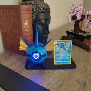 Pokéball Aquali Résine avec LED – Finition Métallique, Support Inclus | Objet Pokémon Geek Fait Main, Cadeau Fan, Carte Gradée