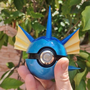 Pokéball Aquali Résine avec LED – Finition Métallique, Support Inclus | Objet Pokémon Geek Fait Main, Cadeau Fan, Carte Gradée