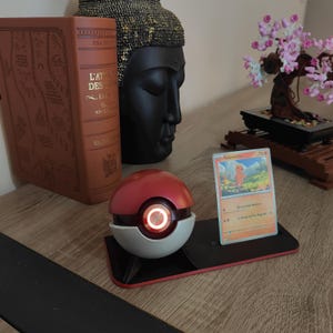 Pokéball 3D Résine avec LED – Finition Métallique, Support Inclus | Objet Pokémon Geek Fait Main, Cadeau Fan, Carte Gradée