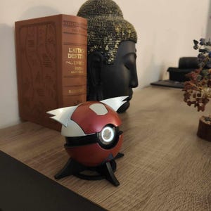 Pokéball Latias Résine avec LED – Finition Métallique, Support Inclus | Objet Pokémon Geek Fait Main, Cadeau Fan, Carte Gradée
