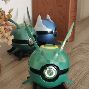 Pokéball Rayquaza Résine avec LED – Finition Métallique, Support Inclus | Objet Pokémon Geek Fait Main, Cadeau Fan, Carte Gradée