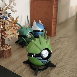 Pokéball Tyranocif Résine avec LED – Finition Métallique, Support Inclus | Objet Pokémon Geek Fait Main, Cadeau Fan, Carte Gradée