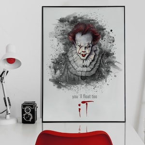 Könnte beinhalten: Eine Schwarzweiß-Aquarell-Illustration von Pennywise dem tanzenden Clown aus dem Film "Es". Der Clown trägt ein rot-weißes Kostüm und hat einen bedrohlichen Gesichtsausdruck. Der Text "you'll float too" und "IT" ist in Rot unter dem Clown geschrieben.