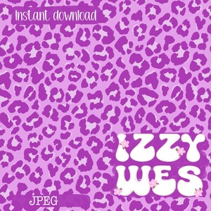 Könnte beinhalten: Eine digitale Grafik mit einem sich wiederholenden Leopardenmuster in Lila und Hellrosa. Der Text "Instant download" steht oben, "IZZY WES" ist in großen weißen Buchstaben mit kleinen rosa Blumen geschrieben und "JPEG" steht unten.