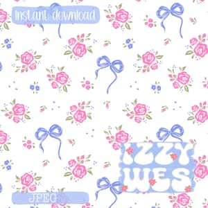Könnte beinhalten: Ein nahtloses Muster mit rosa Rosen, blauen Schleifen und kleinen blauen Blumen auf weißem Hintergrund. Die Wörter "Sofort-Download" und "JPEG" werden auf blauen Bannern angezeigt. Das Design enthält auch den Text "IZZY WES".