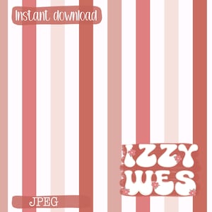 Könnte beinhalten: Digitaler Download-Grafik mit gestreiftem Hintergrund in Rosa- und Weißtönen. Die Wörter "Sofort-Download" und "JPEG" werden auf rosa Bannern angezeigt. Der Text "Izzy Wes" ist in einer weißen Retro-Schriftart mit rosa Blumenakzenten.