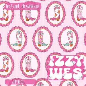 Könnte beinhalten: Ein sich wiederholendes Muster mit Illustrationen von Cowboystiefeln in Pink, Weiß und Blau, jeweils in einem gewellten rosa ovalen Rahmen. Das Design enthält den Text Instant download, JPEG und den Namen IZZY WES in großen weißen Buchstaben.