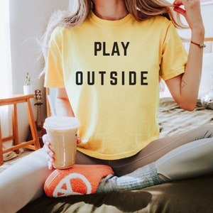 Camiseta Play Outside para presente ao ar livre Comfort Colors 1717 Camiseta feminina quadrada