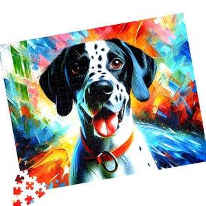 Op de afbeelding: Een rechthoekige legpuzzel met een kleurrijk, abstract geschilderd portret van een zwart-witte gevlekte hond met een rode halsband en uitgestoken tong. De achtergrond bestaat uit levendige, veelkleurige penseelstreken in blauw, oranje en geel.